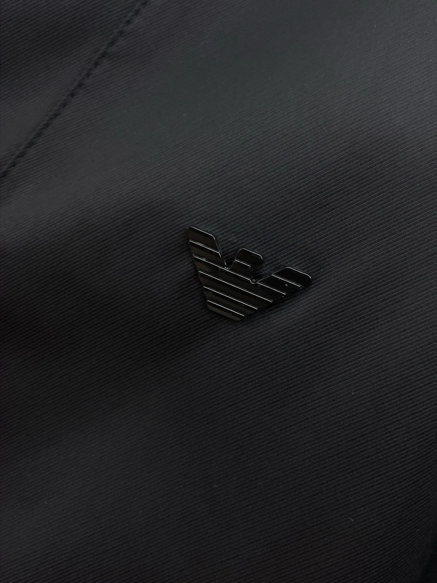 Armani official website Same Style, complete with three labels, on sale in advance. 2026 Autumn and Winter New Arrival men's jacket, Original with complete three labels, Premium version. Custom-made fabrics at the counter. Breathable, high comfort, impeccable details, brand element design concept, reflecting high quality. It feels delicate and soft, presents a casual cut, and has a great upper body shape. Sizes: M～3XL,